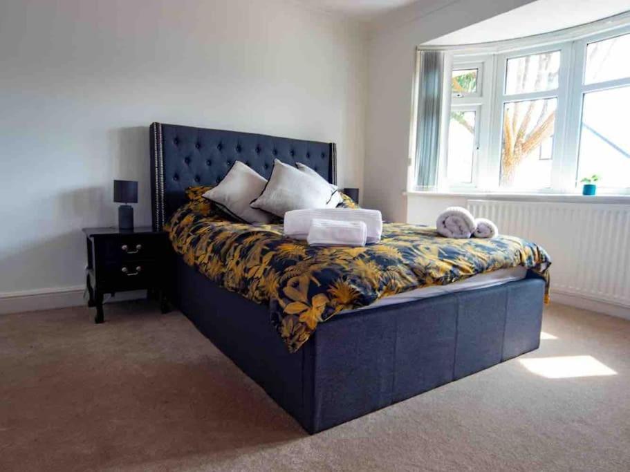 1 Bedroom Self Contained Apartment In Christchurch Winkton Exterior photo